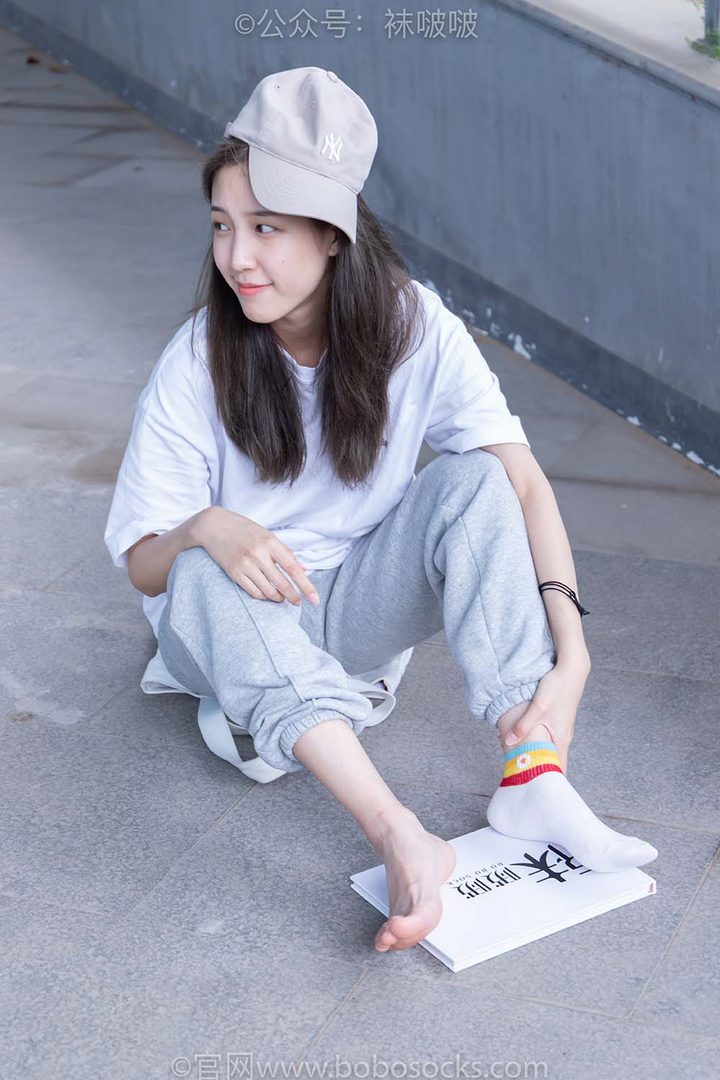 [BoBoSocks袜啵啵]VOL.012 泡芙-运动鞋、白棉袜、裸足预览图