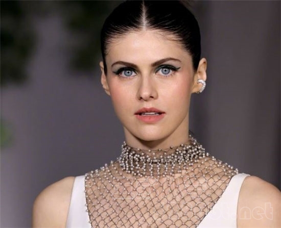 Alexandra Daddario是谁 一袭白裙太好看了预览图