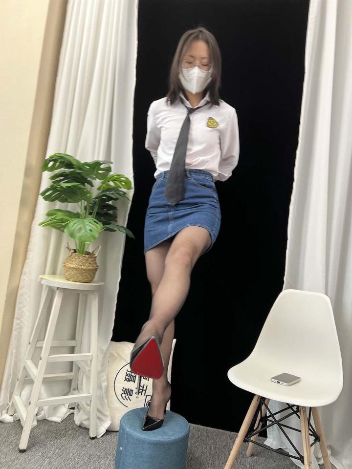 三禾摄影 VOL.048 牛仔裙 黑丝 高跟[232P+1V／2.74GB]推荐预览图