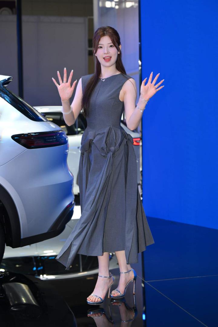 精选街拍Ⅱ作品 VOL.4794 灰色长裙[75P／225MB]推荐预览图